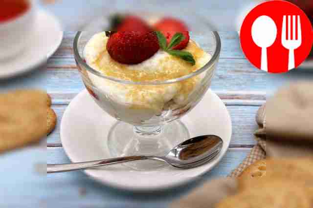 Трайфл с клубникой и белым ромом