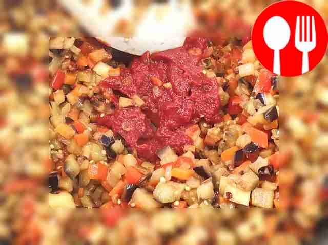 После того как овощи станут мягкими, добавьте...