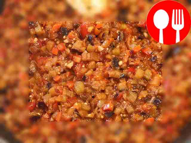 Через пять минут жарки добавьте немного воды...