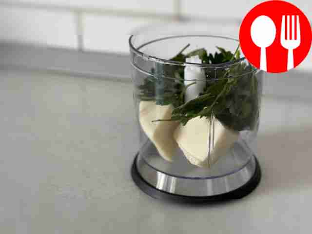 Измельчите сыр с петрушкой в блендере так,...