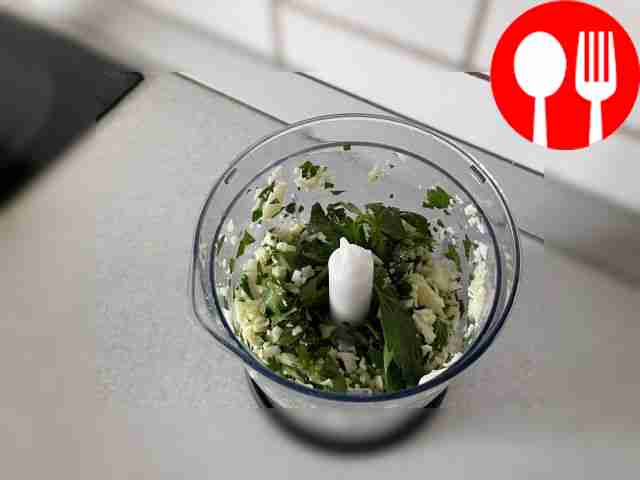 Вмешайте в смесь одну столовую ложку...