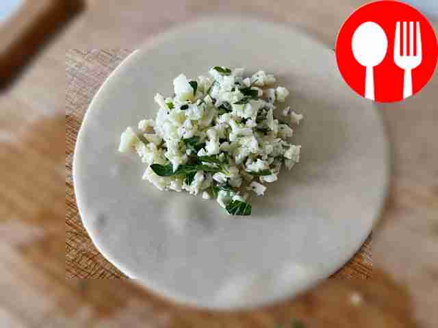 Поместите смесь в середину каждого кружочка теста.