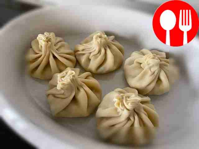 Смажьте края теста водой и защипите их по окружности.