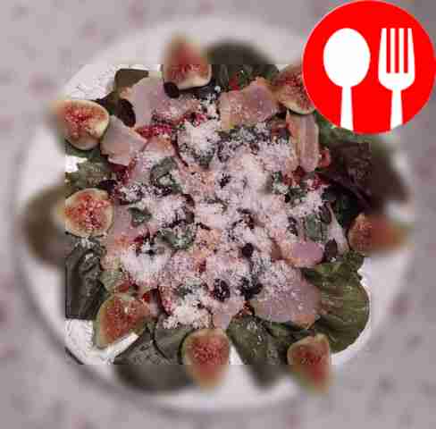 Осенний салат с инжиром, беконом и пармезаном