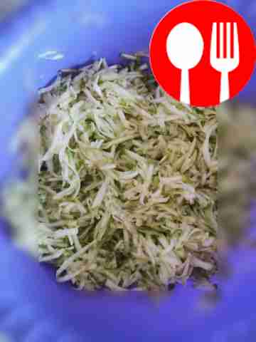 Кабачки натрите крупной тёркой, посолите и...