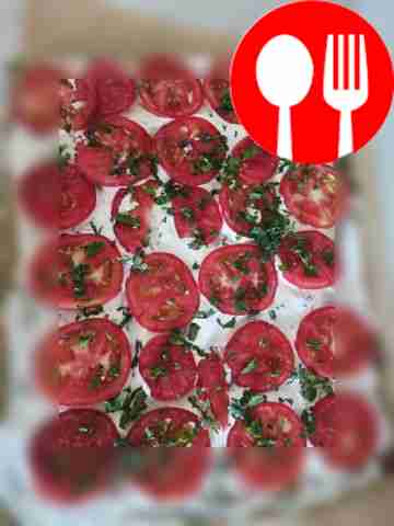 На смазанный корж уложите тонко нарезанные...