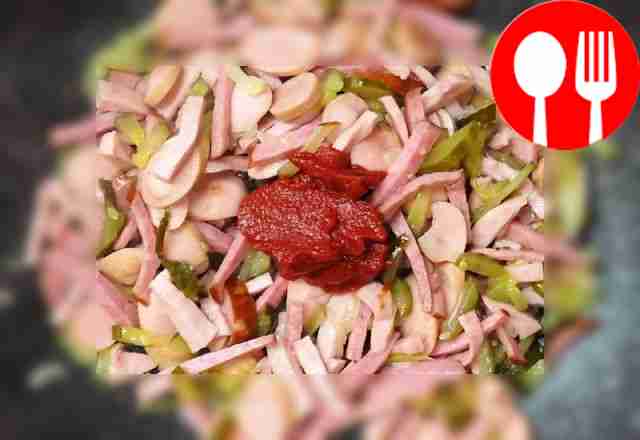 Огурцы нарежьте брусочками и обжарьте. Затем...