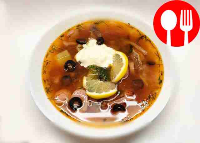 Подавайте солянку с ломтиком лимона. В тарелку...