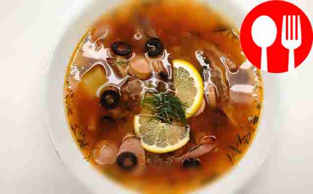 Наваристая солянка с говядиной, картофелем и ветчиной