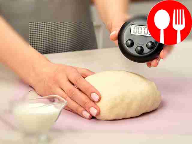 Приготовьте тесто. На стол насыпьте муку и в...