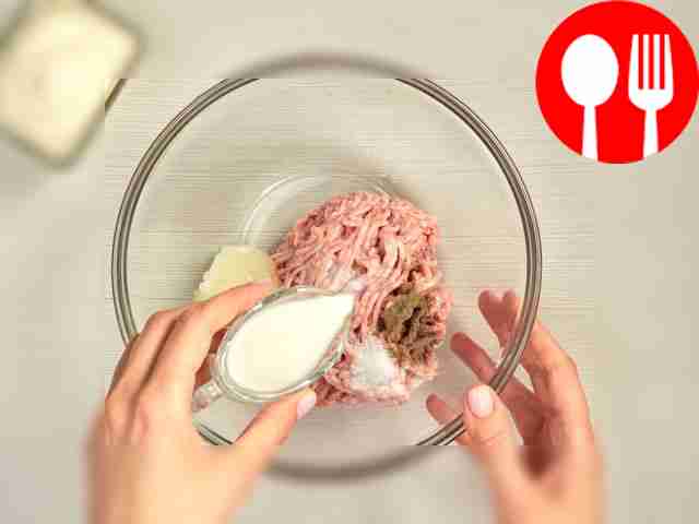 Готовьте фарш: мясо порежьте небольшими...