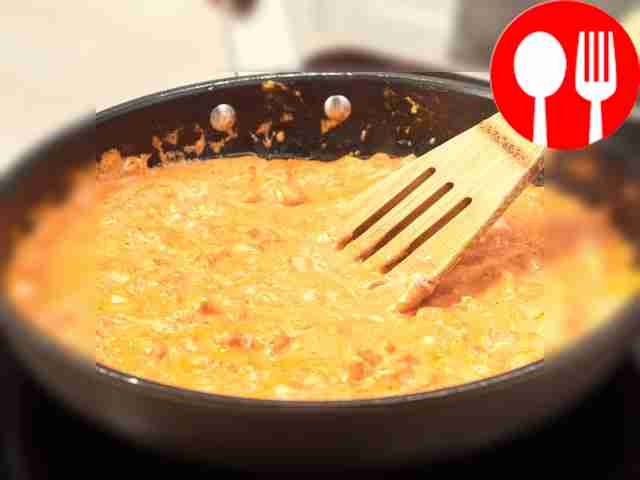 Сделайте заливку. Лук и морковь нарежьте...