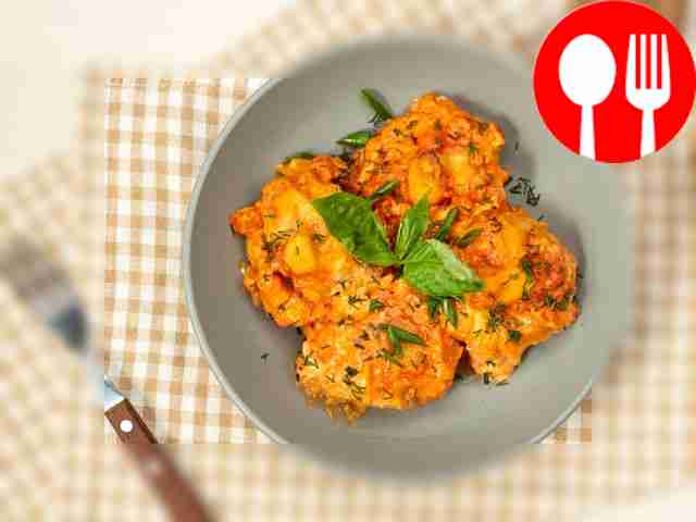 Разложите хинкали на тарелке с широкими...