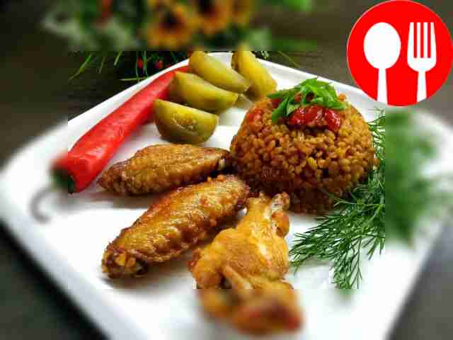 Ароматный булгур с куриными крыльями и овощами