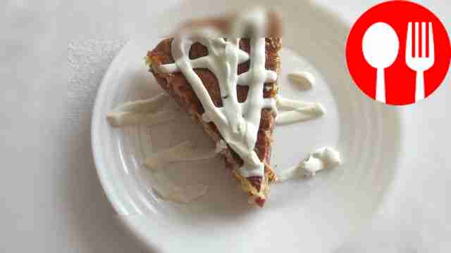 Бюджетный пирог с колбасой