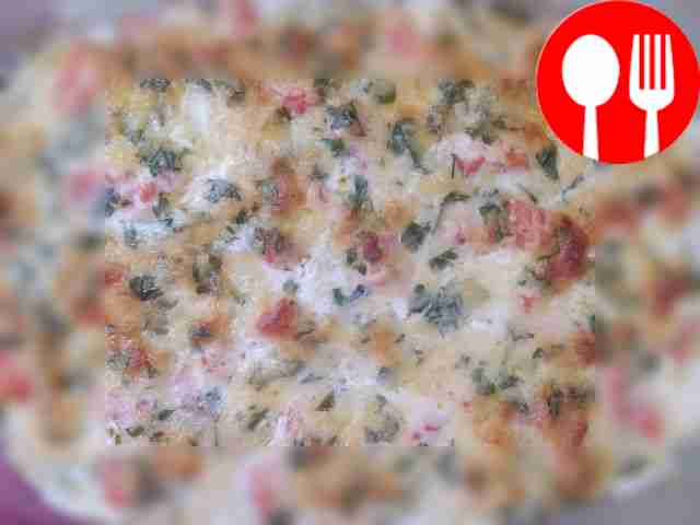 Семга, запеченная с картофелем и сырно-сливочным соусом