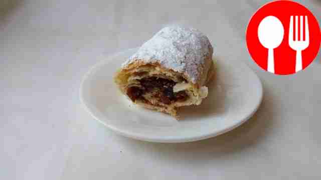 Ароматный пирог с корицей и вишней