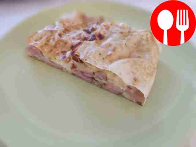 Пикантный штрудель с сосисками и сыром в тесте фило