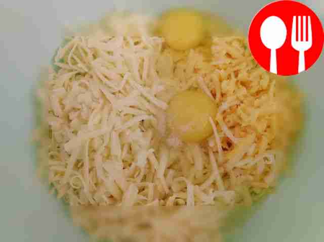 Приготовьте начинку: на крупной терке натрите...