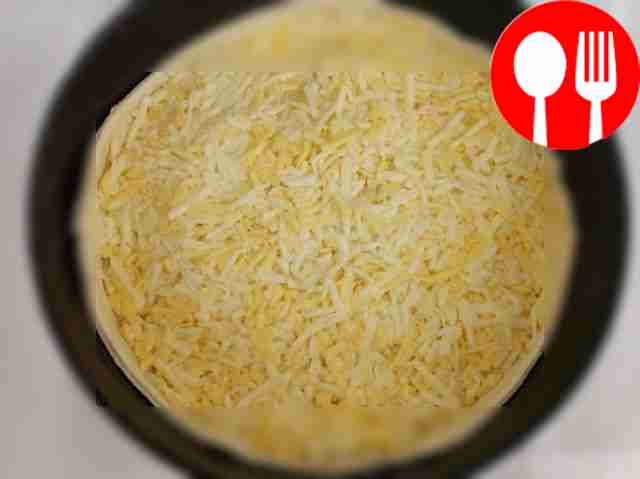 Разделите слоёное тесто на две части. На...