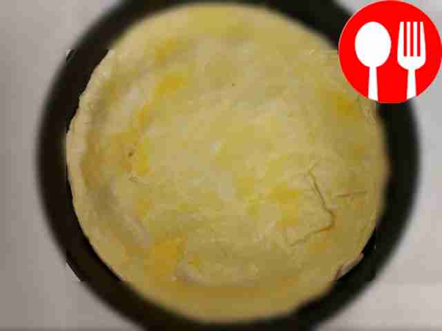 Раскатайте вторую часть слоёного теста в пласт...