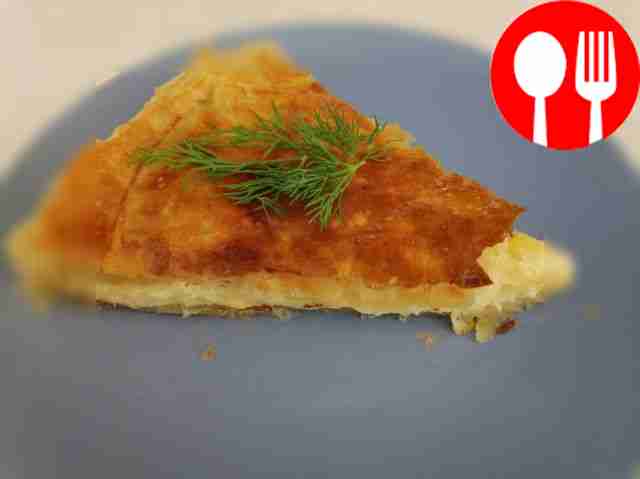 Подавайте пирог, разделив его на порционные...