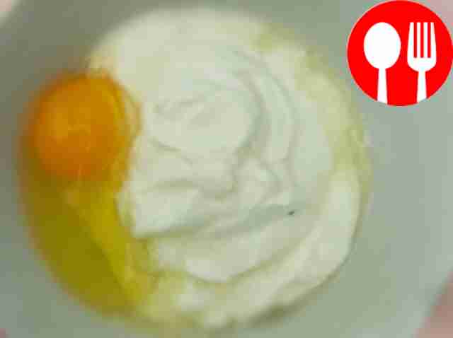 Возьмите миску и перемешайте там йогурт, яйца...