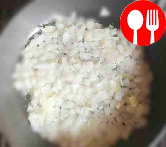 Немного обжарьте кусочки рыбы на сухой...