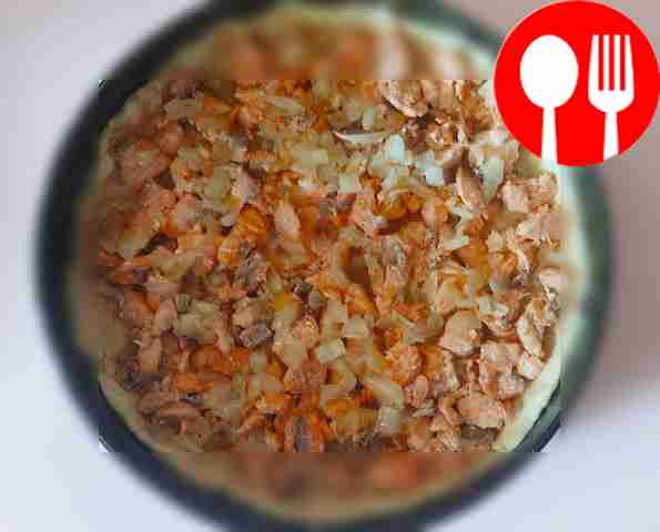 Раскатайте тесто и уложите его в форму,...