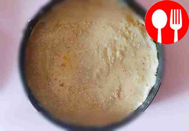 Поставьте пирог в духовку и выпекайте 15 минут...