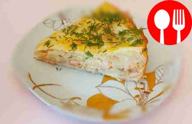 Ароматный пирог с форелью и картофельным пюре