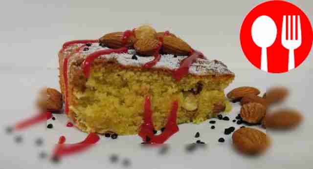 Пирог можно украсить ягодным джемом и цельными...