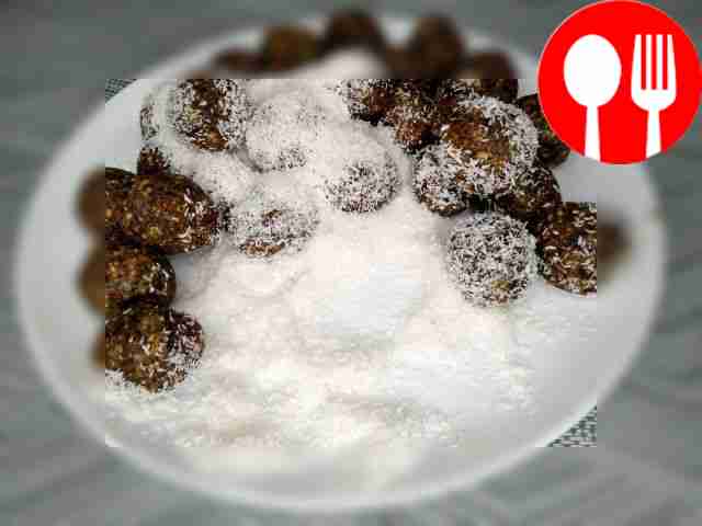 Смочите руки водой и скатайте из массы...