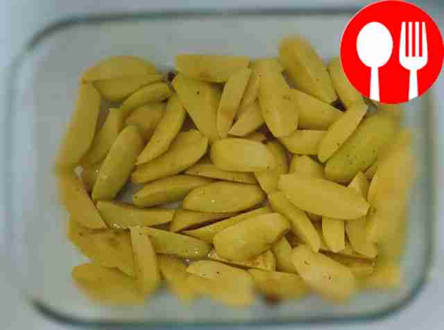 Тщательно помытую картошку очистите от кожуры....