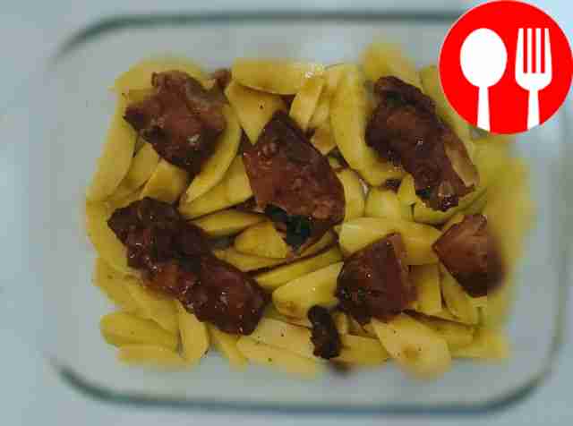 Выложите консервированную рыбу поверх...