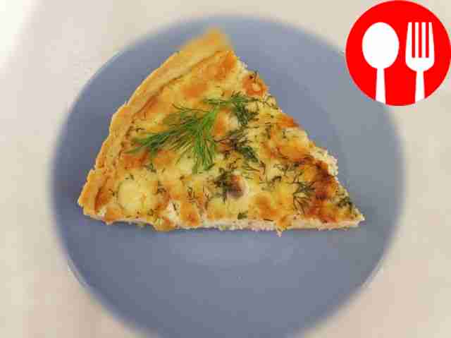 Французский пирог с лососем и рокфором
