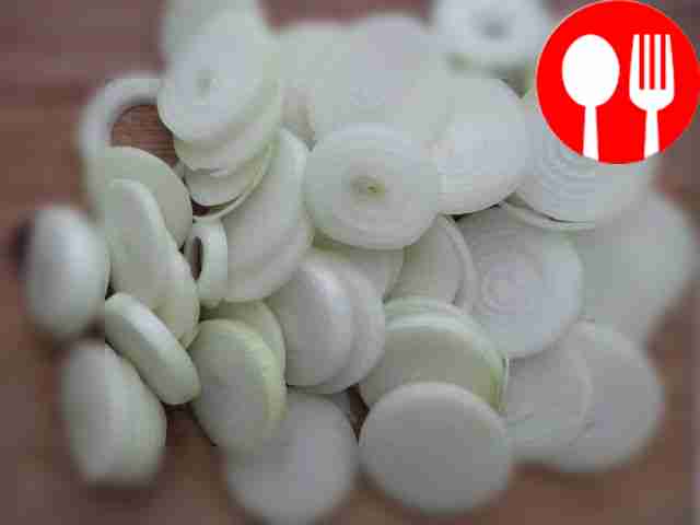 Лук нарежьте кольцами толщиной примерно 0,5...