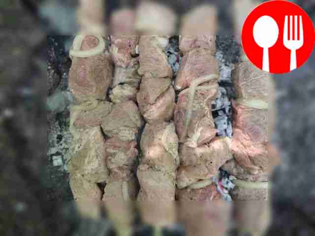 Размещаем маринованные куски мяса на...