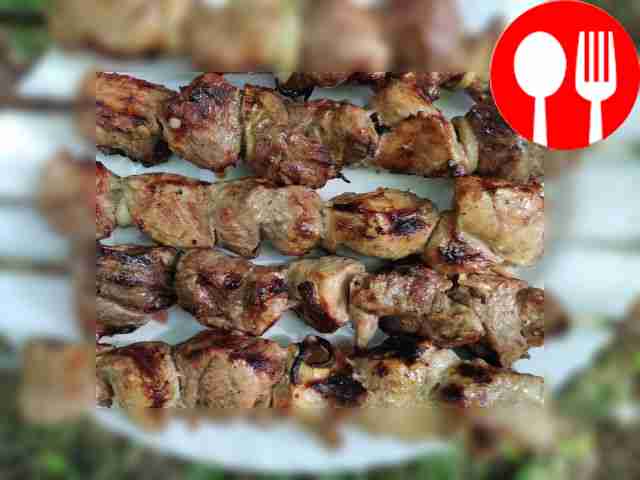 Ароматный шашлык с луком и майонезом на костре