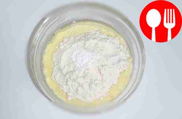 Приготовьте тесто для пирога: в глубокую миску...