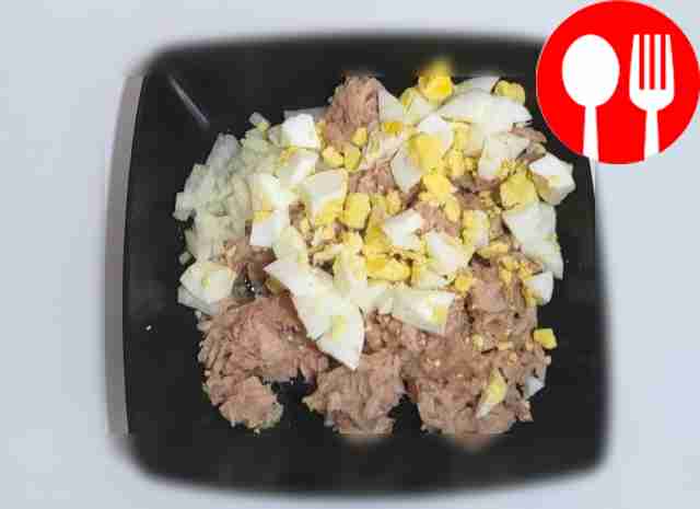 Приготовьте начинку для пирога: отварные яйца...