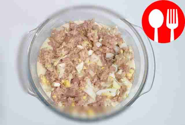 Смазать форму маслом и влить половину теста....