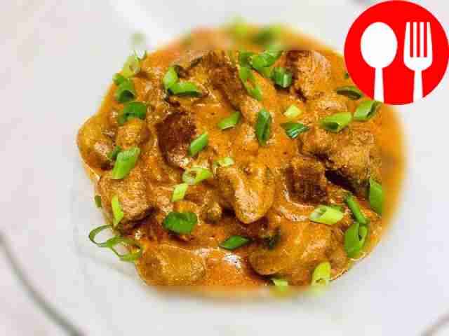 Яркая свинина с грибами в томатном соусе