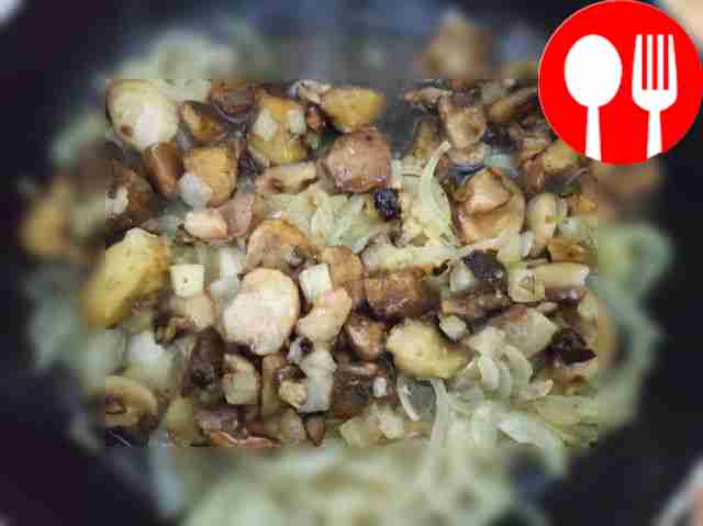 Нарежьте куриное филе небольшими кусочками,...