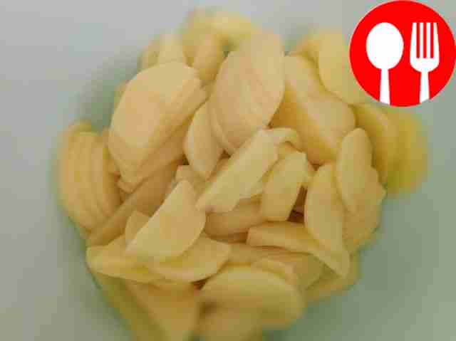 Порежьте картофель кубиками, лезвием нарежьте...