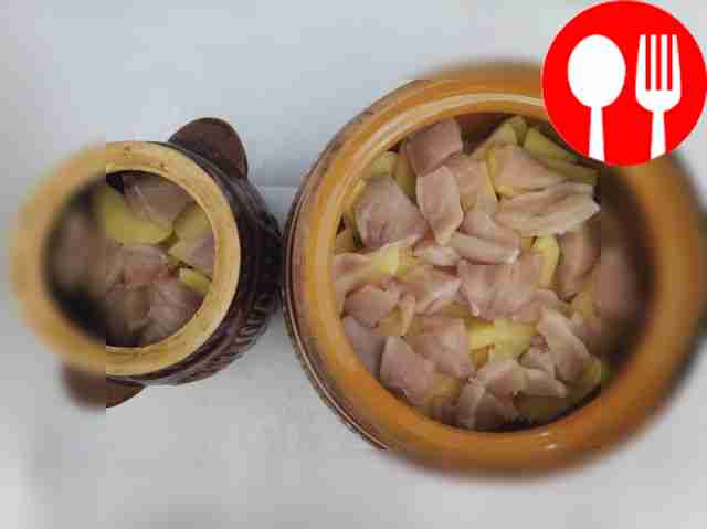 В горшочках уложите картофель, курицу, грибы с...