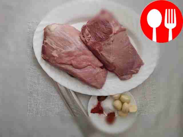 Удалите с мяса плеву и жир, промойте его и...