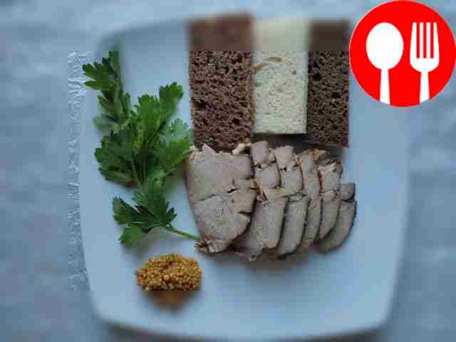 Подавайте буженину, нарезанную на порционные...