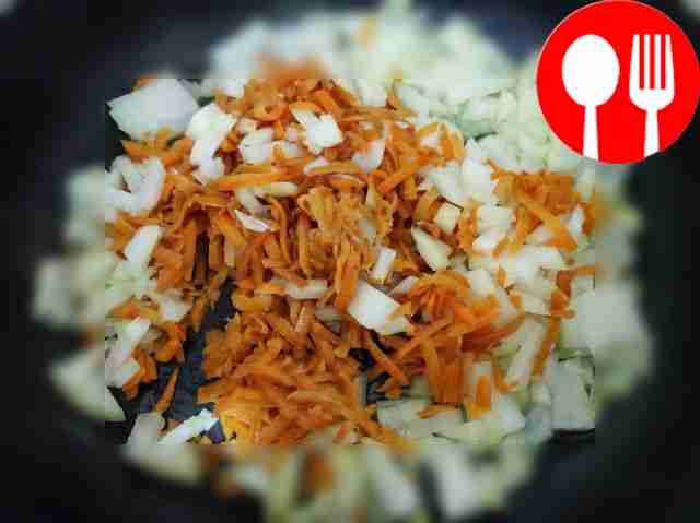 Репчатый лук нарежьте мелкими кубиками,...