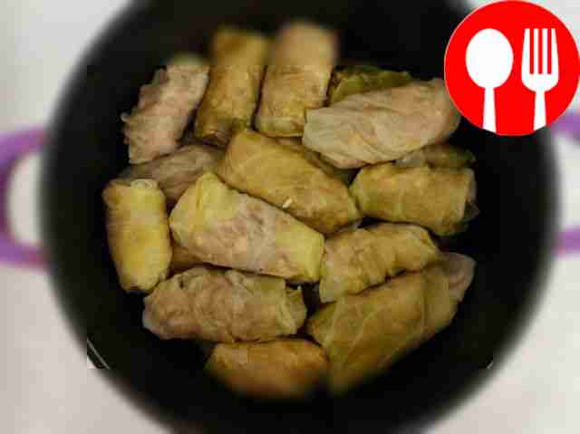 На каждый лист капусты уложите 2–3 ст. л...